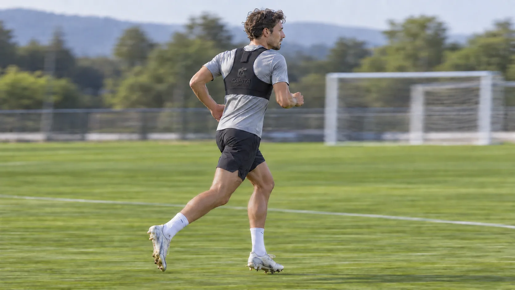 Jogador em treino com o colete GPS da Capita